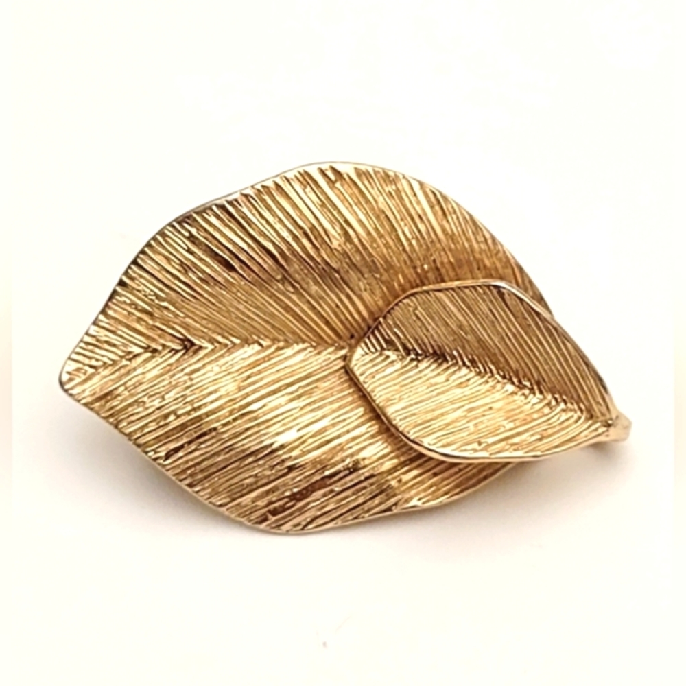 Vtg SIGNED AMWAY 3D brushed gold tone metal Brooch Pin GEOMETRIC TEXTURED LEAF